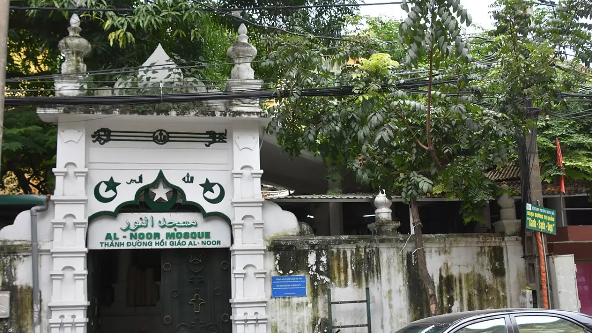 Facade of Al-Noor Mosque on Hang Luoc Street, Hanoi Old Quarter