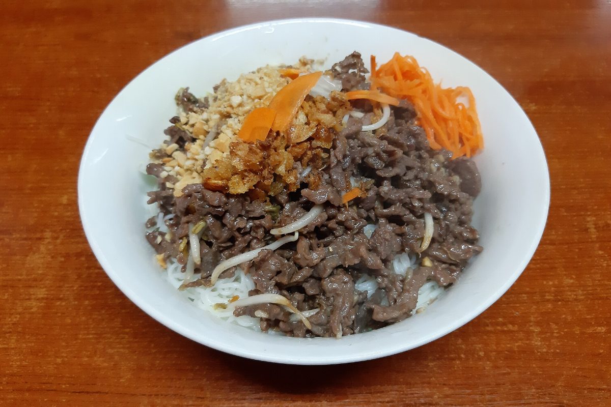 Bun bo Nam Bo: rice vermicelli topped with stir-fried beef, peanuts, fried shallots and herbs