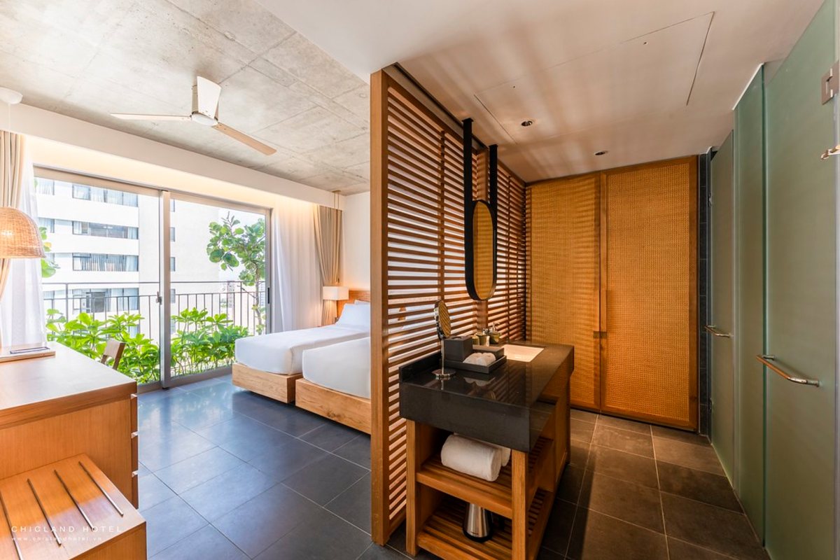 Cuc Tan Superior room with balcony at Chicland Danang Beach Hotel