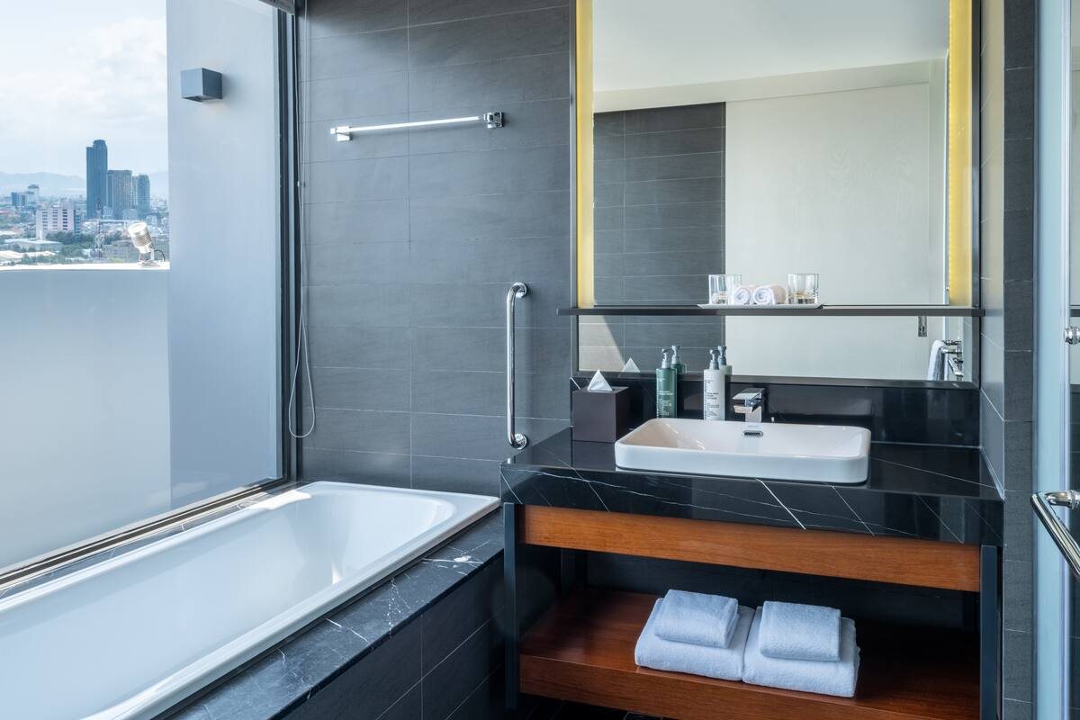 Bathroom with bathtub in the Panorama Room at Hilton Garden Inn Da Nang