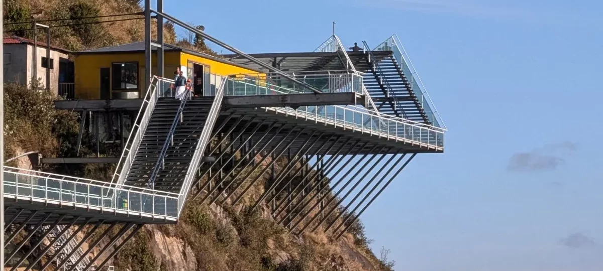 Rong May Glass Bridge skywalk jutting out from the cliff on O Quy Ho Pass near Sapa