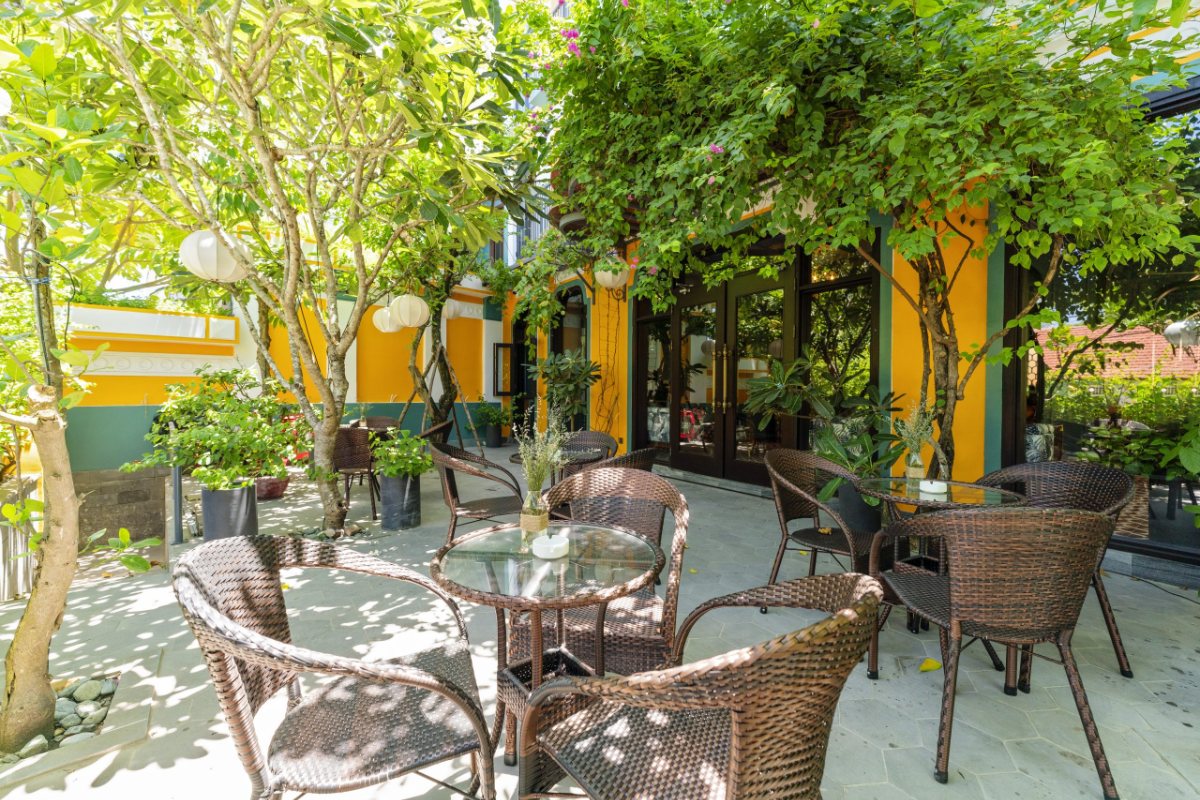 Green garden courtyard at Son Hoi An Boutique Hotel