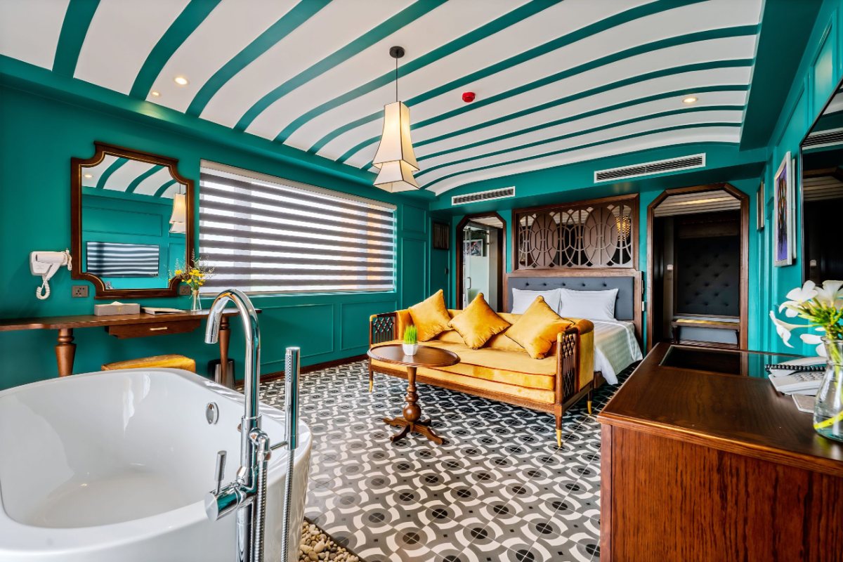 Suite with a freestanding bathtub at Son Hoi An Boutique Hotel
